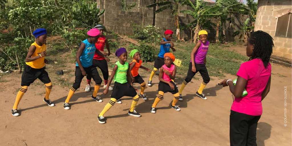Seyi Oluyole ครูผู้ใช้การเต้นรำเพื่อให้เด็ก ๆ ไม่หลุดออกจากระบบการศึกษา